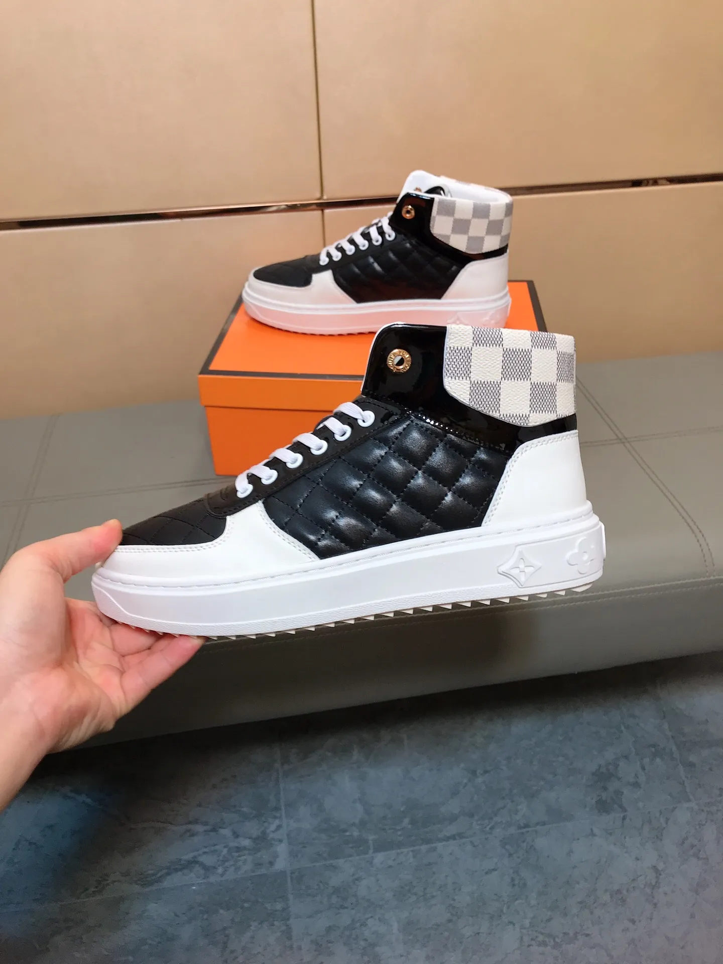 Factory price 400 👟👟🤝 (LV Louis Vuitton) New Korean style high-top casual shoes for men [Proud] hot style, imported cowhide with original printing, genuine leather lining, wear-resistant and non-slip rubber outsole. If you are still worried about wearing matching shoes, then these shoes are your best choice! Code number: 38-44